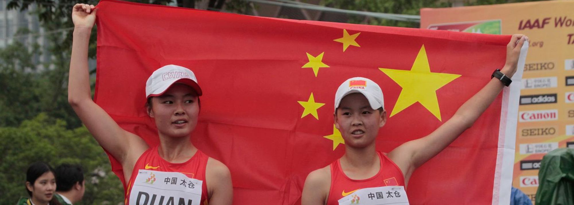 Duan Dandan and Yang Jiayu started the day off in magnificent fashion for the host of the 2014 IAAF World Race Walking Cup as the Chinese pair took gold and silver in the junior women’s 10km on Sunday (4).