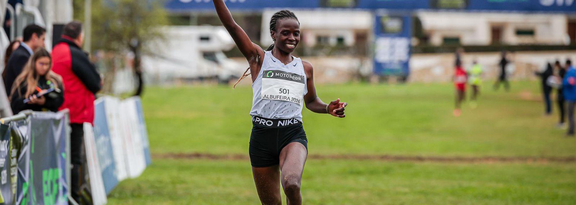Rodrigue Kwizera successfully defended his title – and that of his club – to win at the Cross Internacional das Amendoeiras em Flor