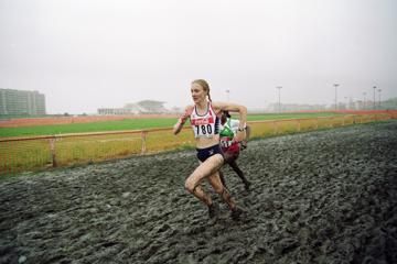 Paula Radcliffe en route to victory in the long course race at the 2001 World Cross Country Championships