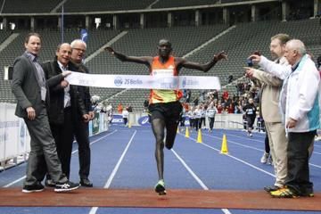 kimetto-breaks-25km-world-record-in-berlin