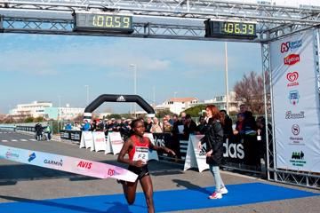 kiplagat-sizzles-sub-107-at-roma-ostia-half