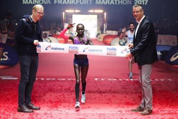 cheruiyot-tola-win-frankfurt-marathon
