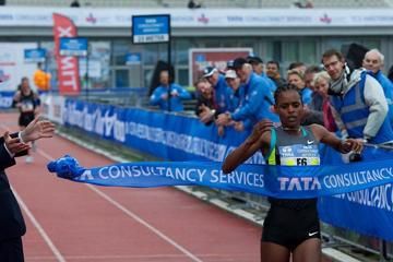 chebet-and-hailu-break-course-records-in-amst