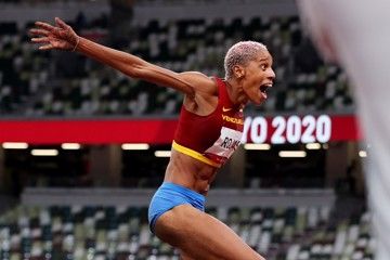 rojas-smashes-world-triple-jump-record-with-1567m-in-tokyo
