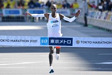 kipchoge-kosgei-all-comers-records-tokyo-marathon