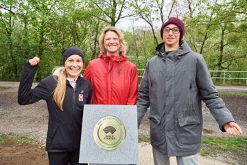 Athletes Julia Mayer and Timon Theuer with Austrian Athletics Federation president Sonja Spendelhofer