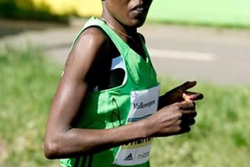 cheromei-smashes-womens-prague-marathon-cours