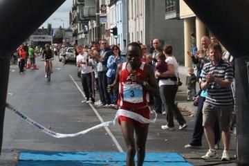 makaza-and-harrison-take-the-iau-50km-world-t