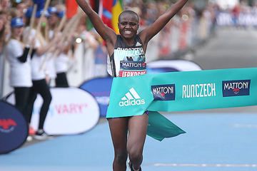karlovy-vary-half-marathon-2016-jepkosgei