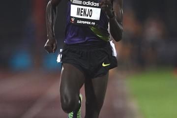 menjo-takes-zatopek-10000m-in-steamy-melbourn-1