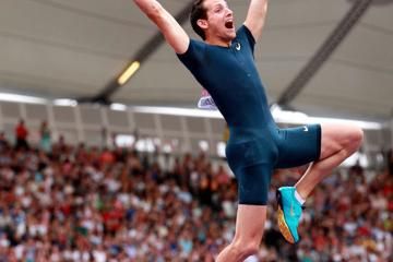 lavillenie-flys-into-the-sky-in-london-with-6