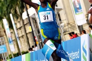 mungara-and-kosgei-prevail-at-singapore-marat