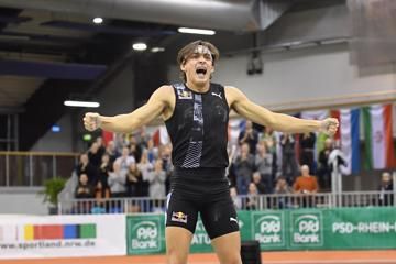 armand-duplantis-pole-vault-dusseldorf-world