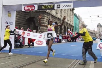 cherono-breaks-course-record-in-prague-as-tad