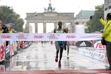 makau-and-kebede-triumph-in-rainy-berlin
