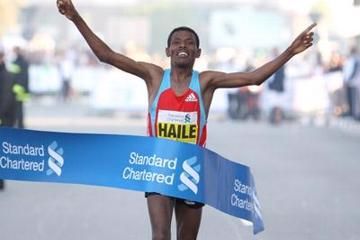 gebrselassie-fights-off-back-pain-and-late-ra
